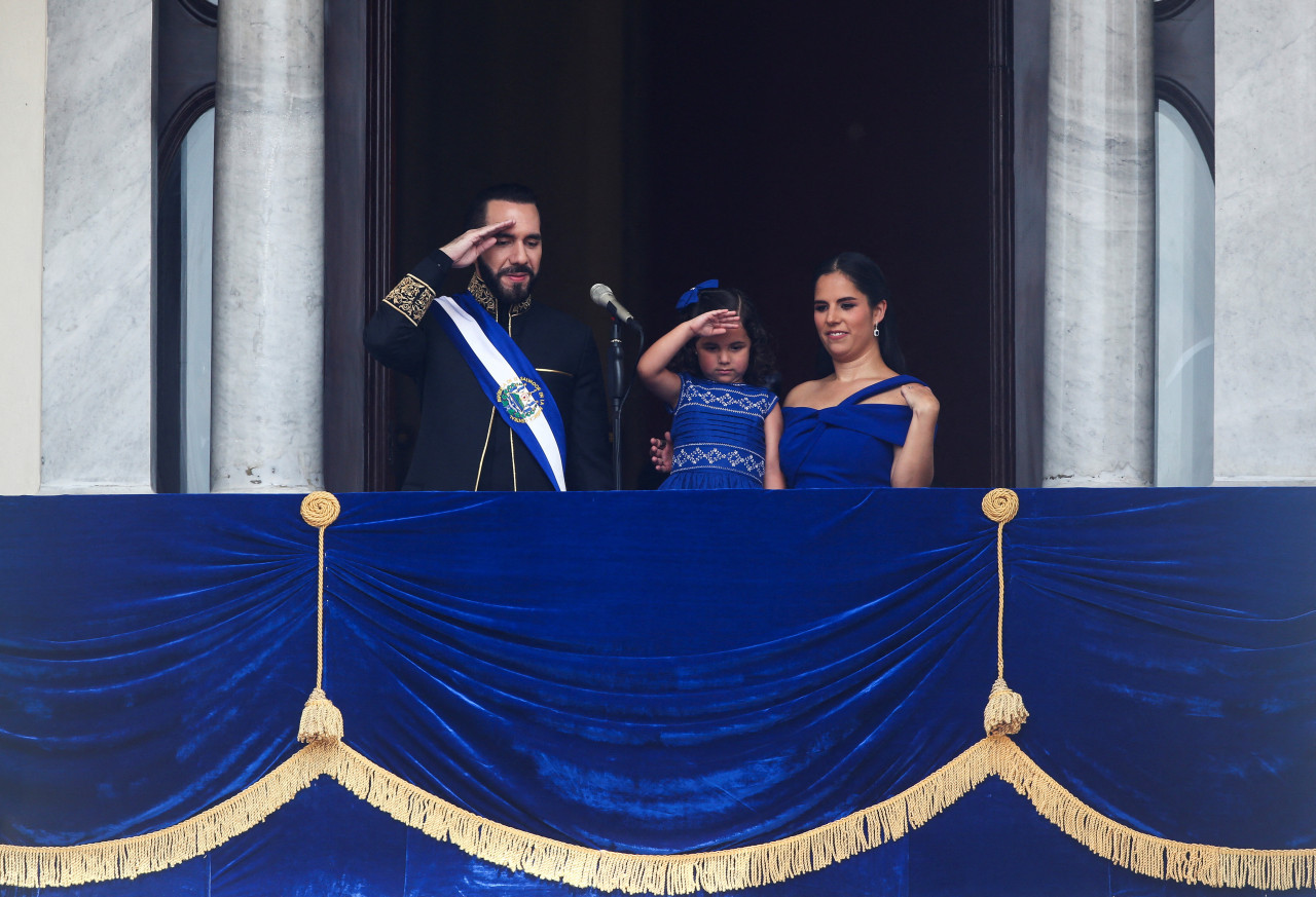 Nayib Bukele, presidente de El Salvador, junto a su hija y su esposa, Gabriela Rodríguez de Bukele. Foto:  Reuters.