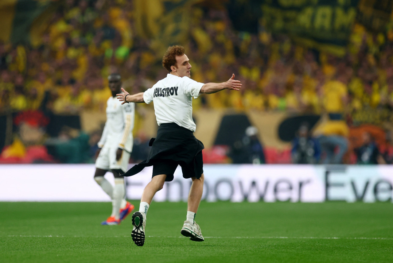 Un hincha se metió en el campo de juego en Wembley. Foto: EFE