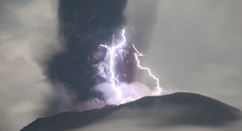 Erupción del volcán Ibu. Foto: Reuters.