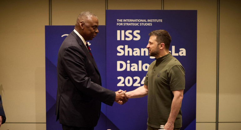 Secretario de Defensa de Estados Unidos, Lloyd Austin (i), estrechando la mano del Presidente de Ucrania, Volodymyr Zelensky. EFE