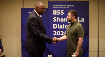 Secretario de Defensa de Estados Unidos, Lloyd Austin (i), estrechando la mano del Presidente de Ucrania, Volodymyr Zelensky. EFE