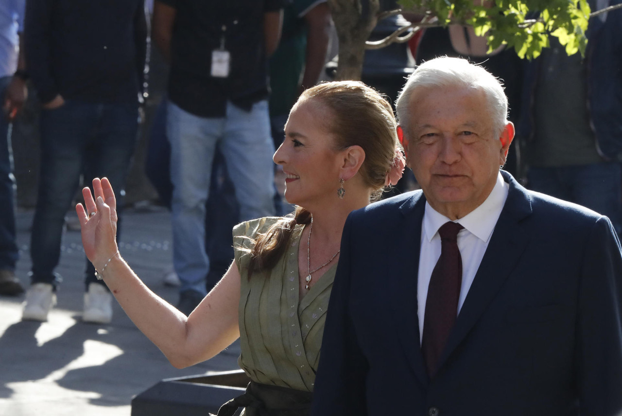 El presidente de México, Andrés Manuel López Obrador (i), en compañía de su esposa Beatriz Gutiérrez (d), asiste a votar en las elecciones generales mexicanas. EFE