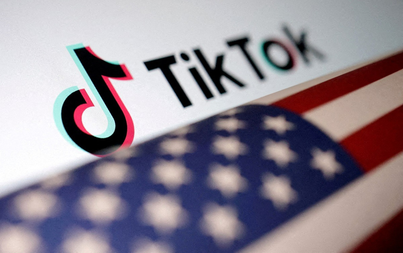 Logo de TikTok con bandera de Estados Unidos. Foto: Reuters.