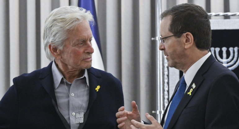 Michael Douglas junto a Isaac Herzog. Foto: EFE