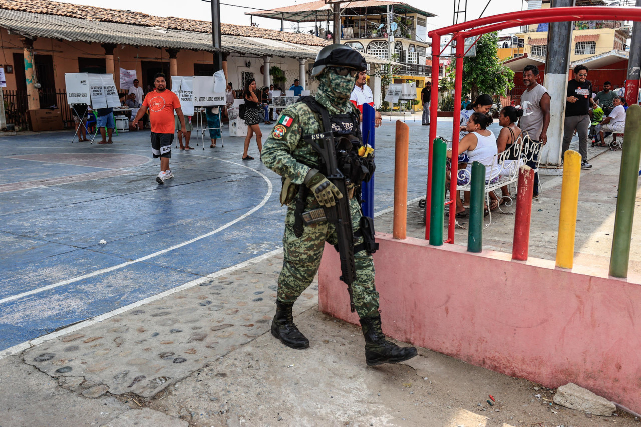 Fuerte custodia policial en las elecciones de México. Foto: EFE.