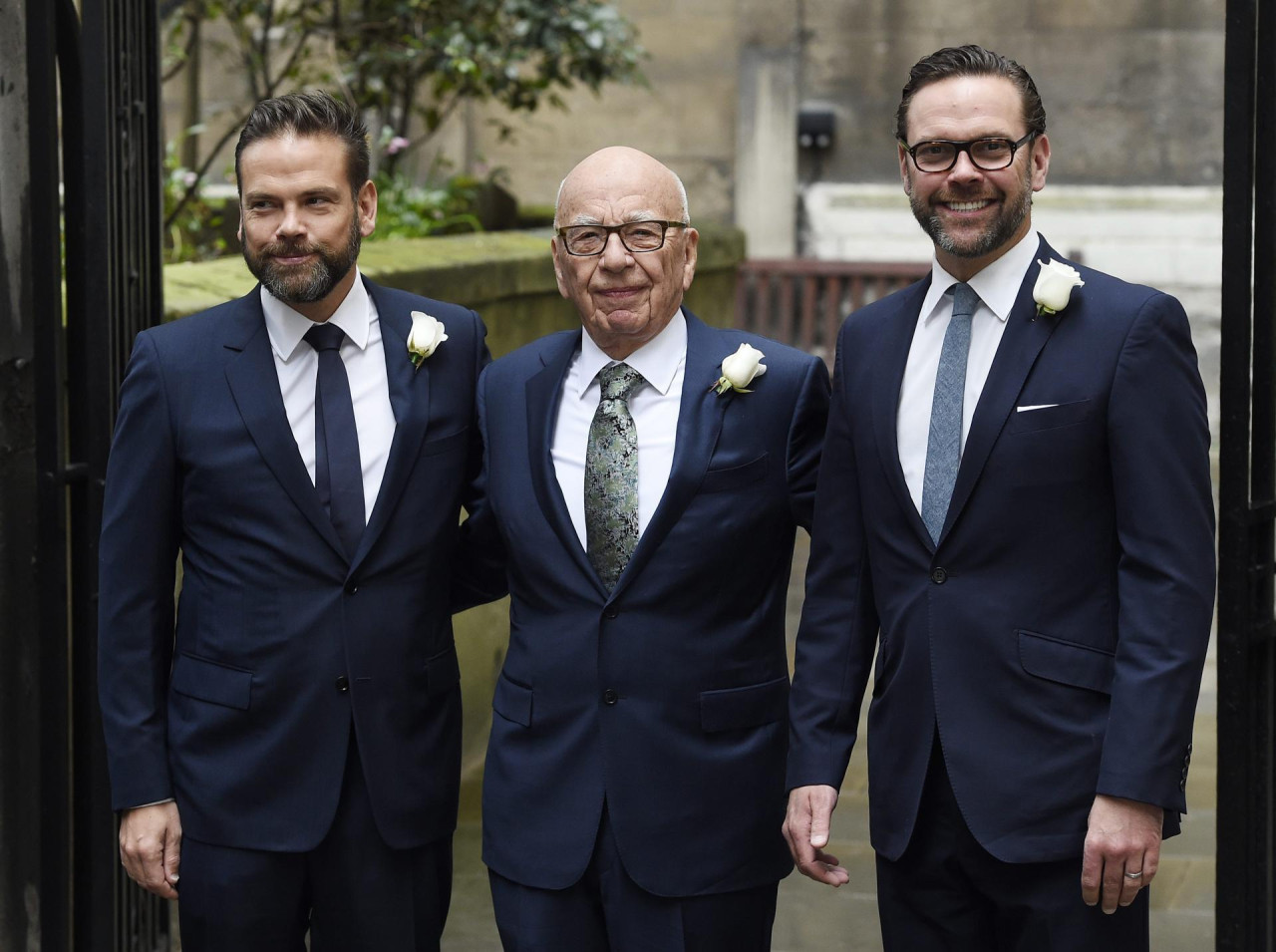 Rupert Murdoch junto a sus dos hijos. Foto: EFE.