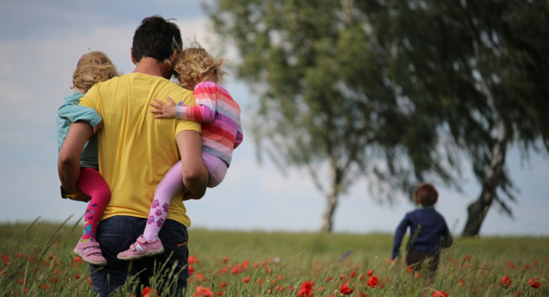 Padre, familia, hijos. Foto: Unsplash