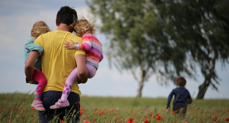 Padre, familia, hijos. Foto: Unsplash