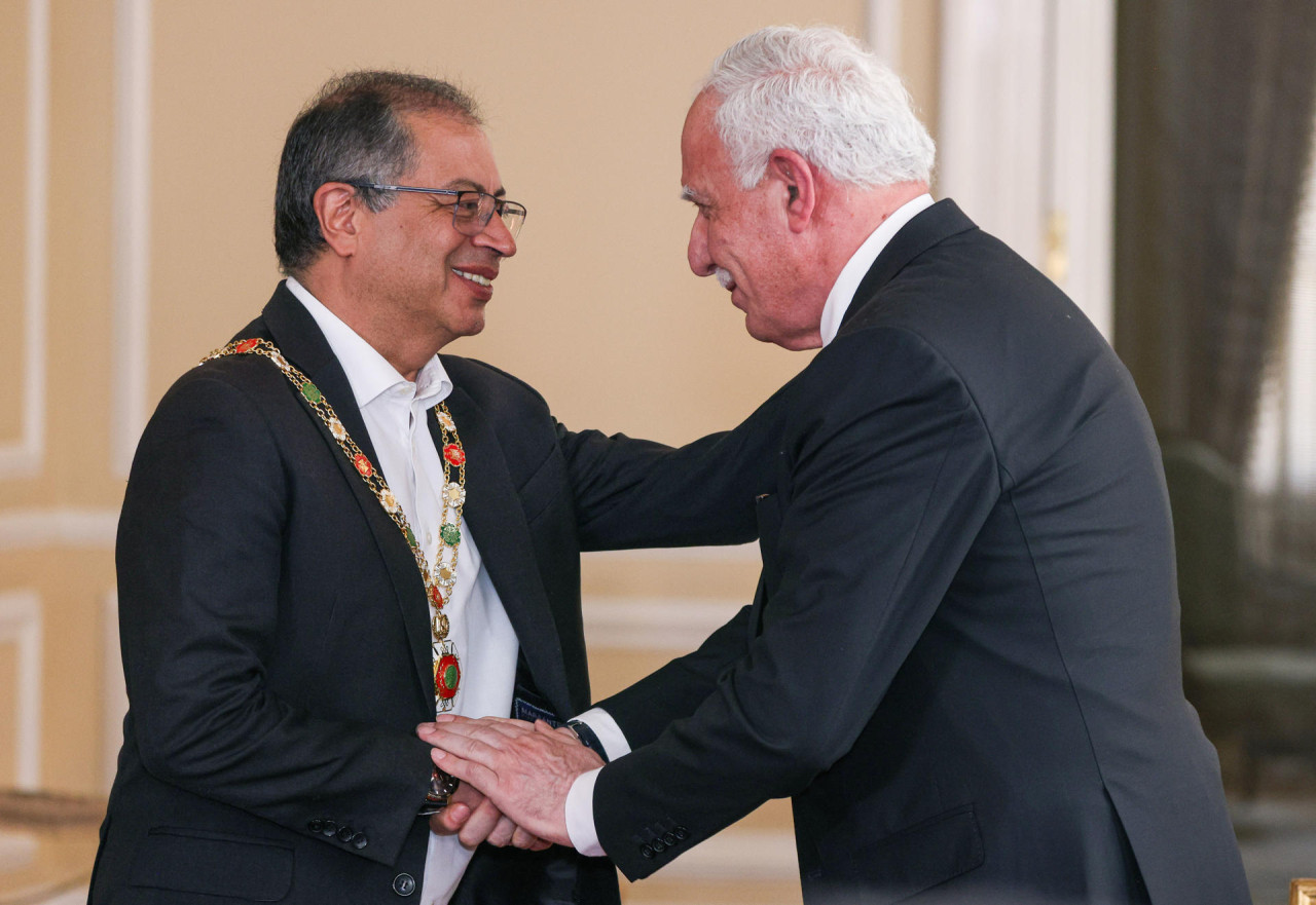 Petro recibe el Gran Collar de Palestina. Foto: EFE