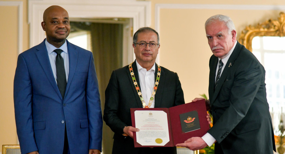 Petro recibe el Gran Collar de Palestina. Foto: EFE