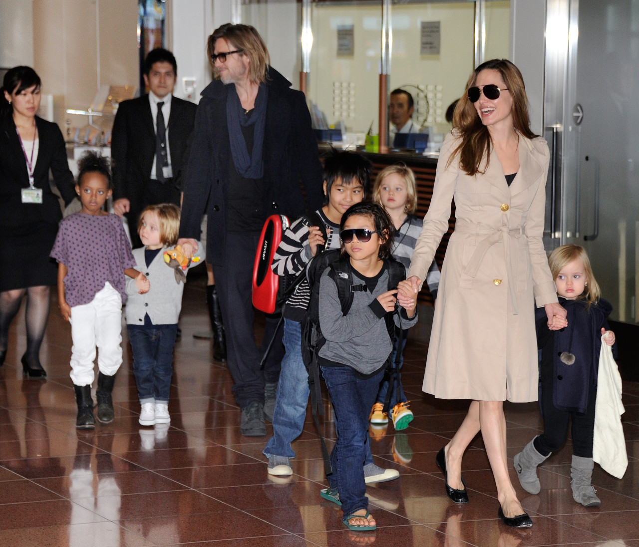 Brad Pitt y Angelina Jolie con sus 6 hijos cuando eran pequeños. Foto: NA.