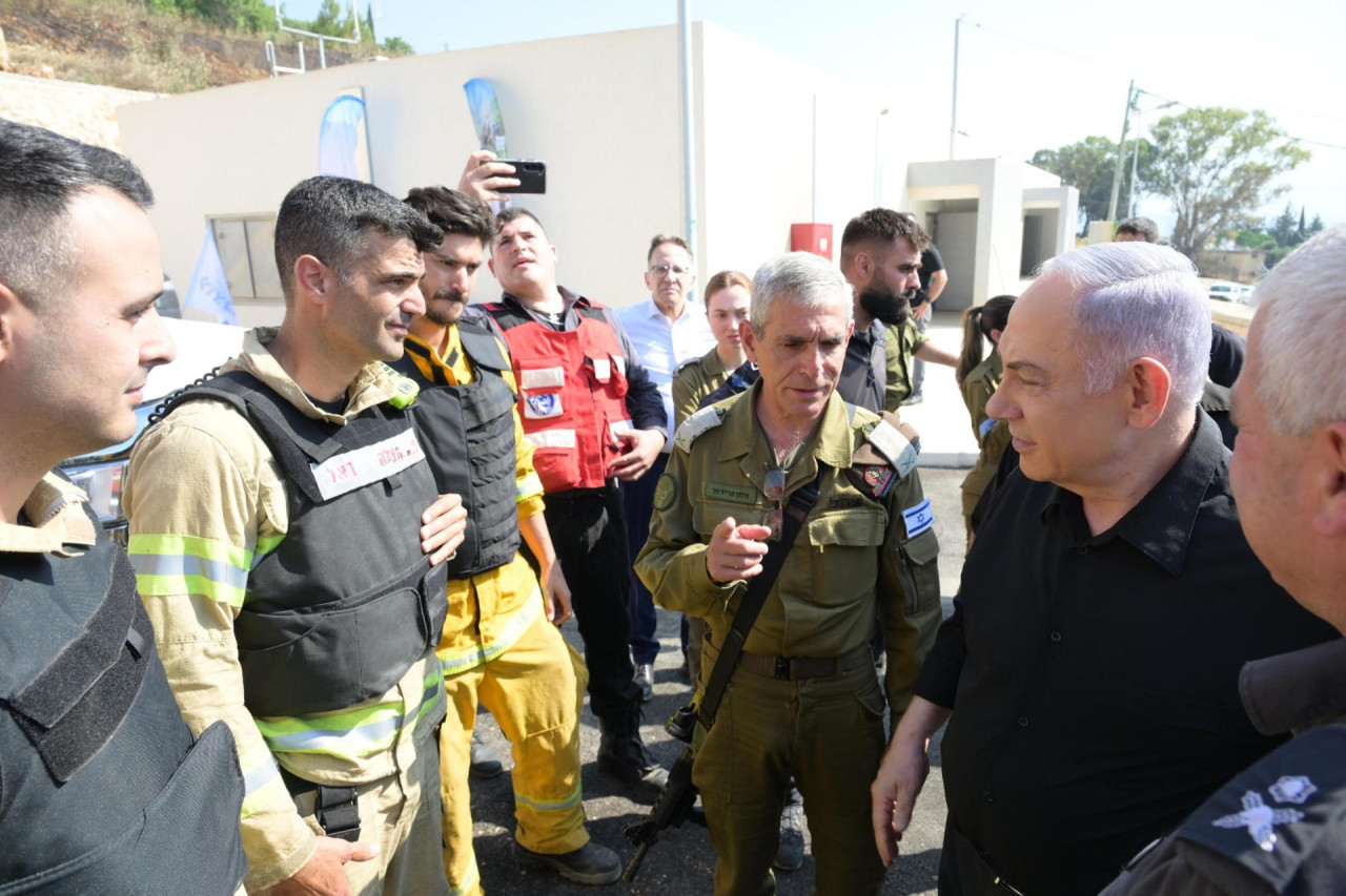 Benjamín Netanyahu visitó la zona afectada por los incendios en Israel tras ataque de Hezbollah. Foto: EFE.