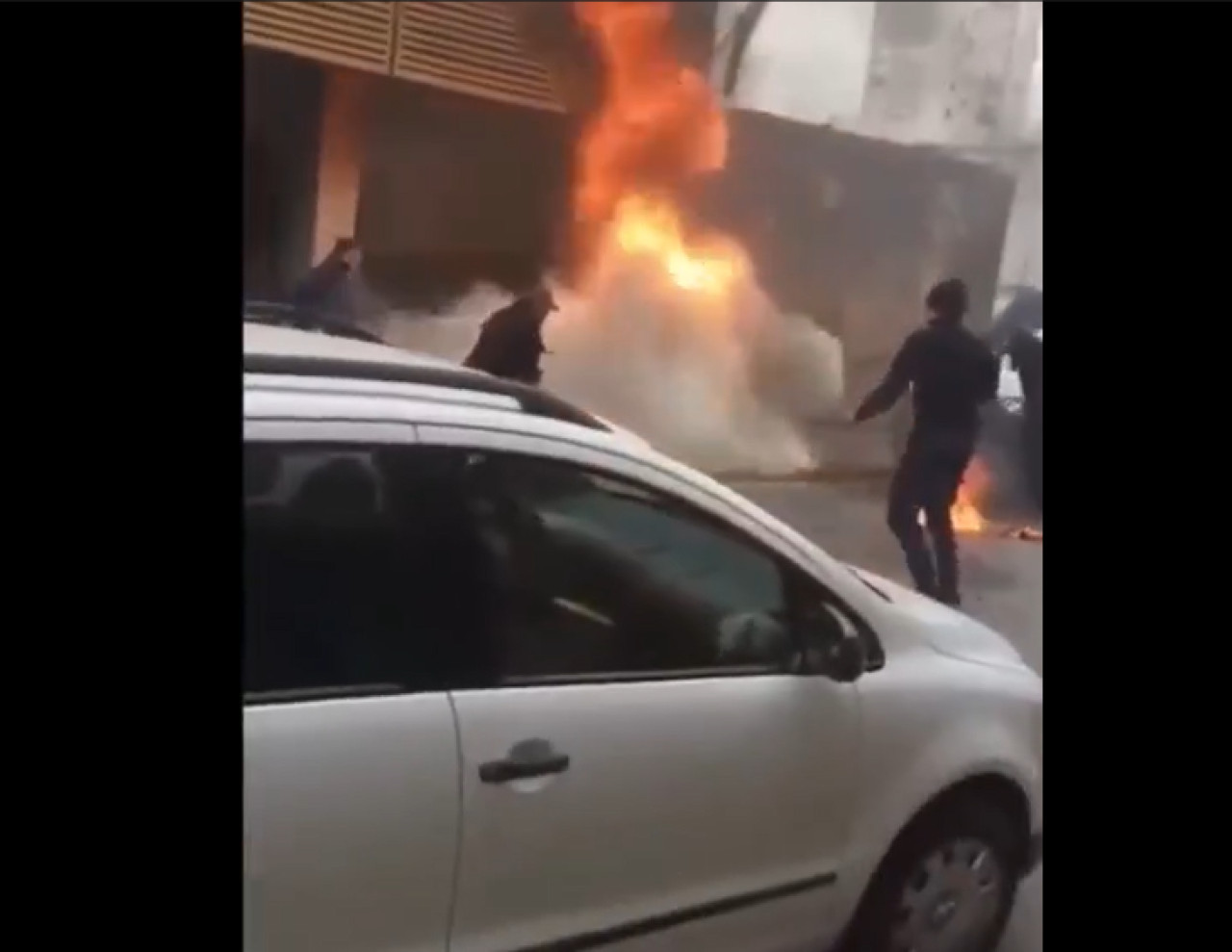 Imágenes preocupantes del hombre prendido fuego en Pergamino, Buenos Aires. Foto: Captura de video.