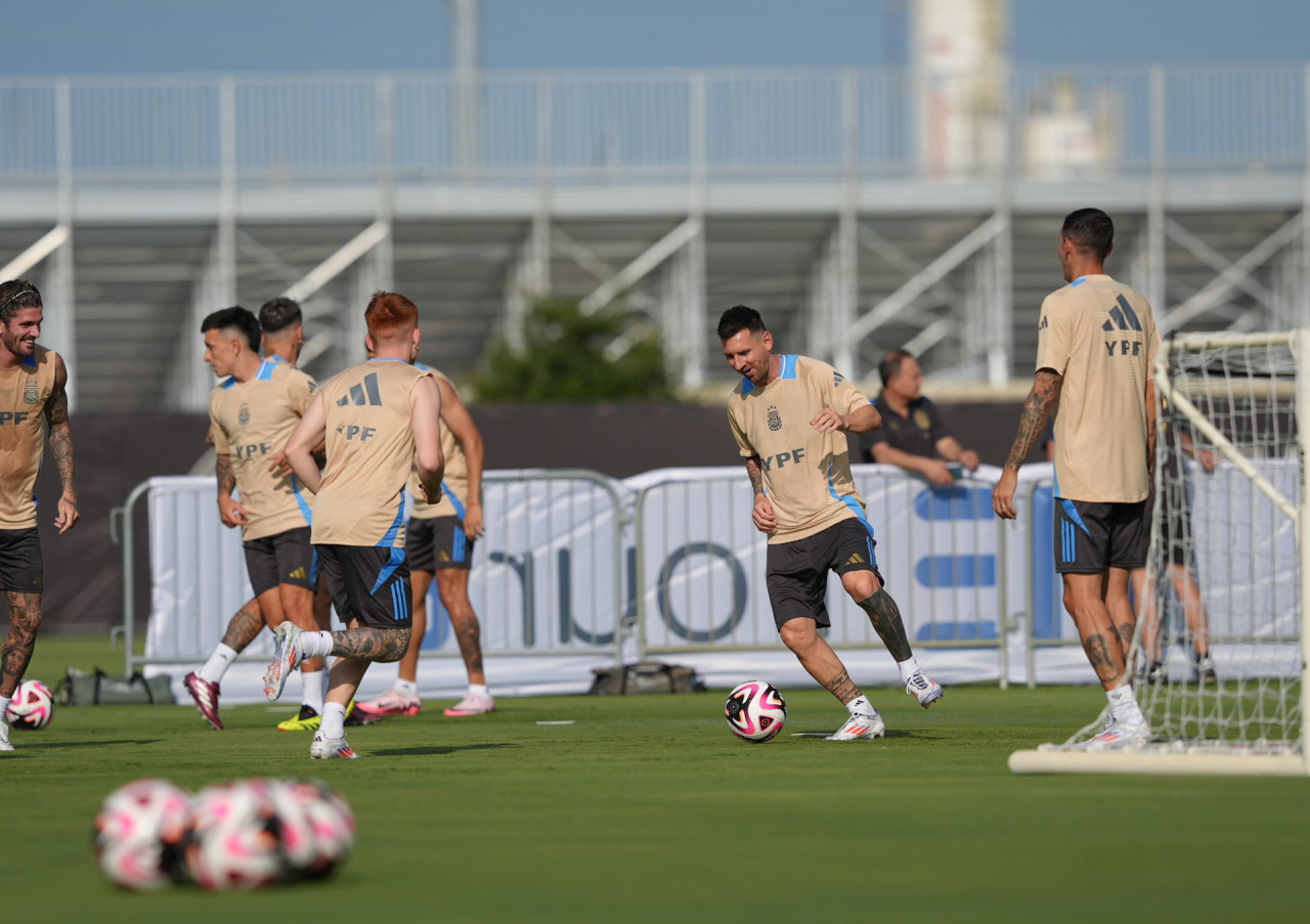 Lionel Messi en el entrenamiento de la Selección Argentina. Foto: NA.