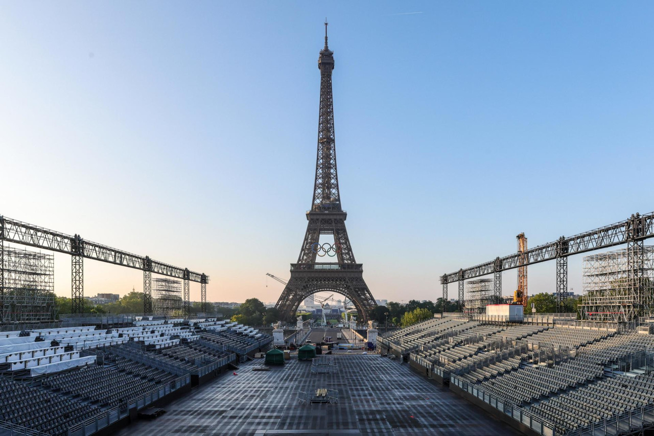 Se acercan los Juegos Olímpicos de París 2024 y le colocaron los anillos olímpicos a la Torre Eiffel. Foto: EFE.