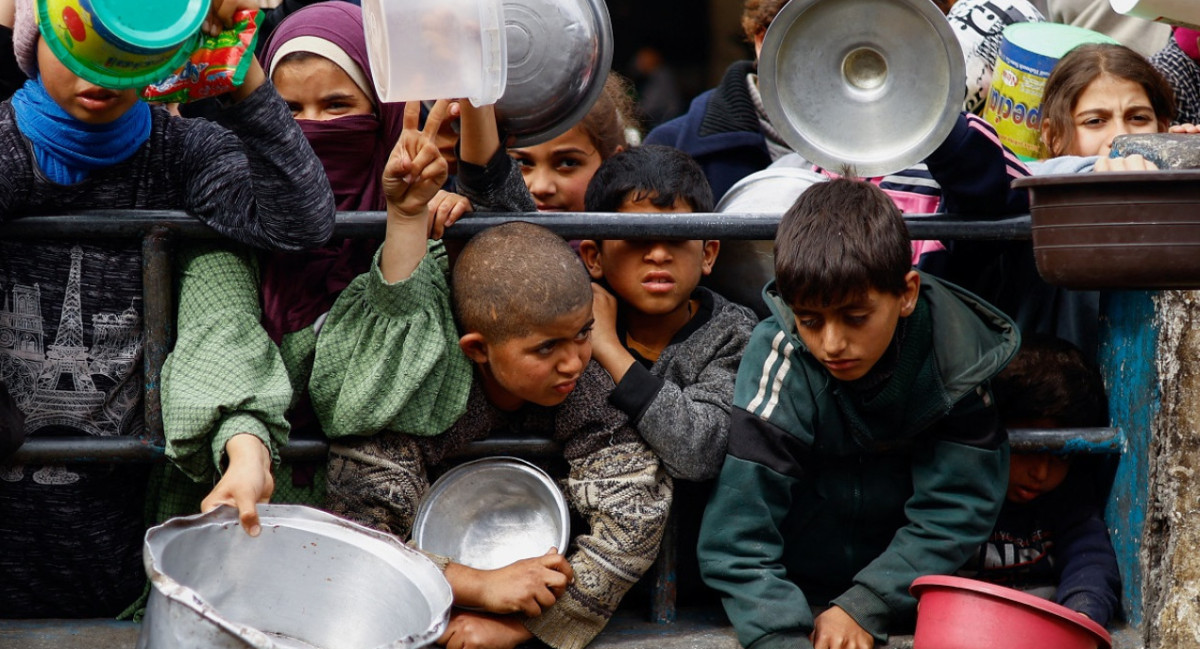 Niños en la Franja de Gaza; hambruna. Foto: Reuters.