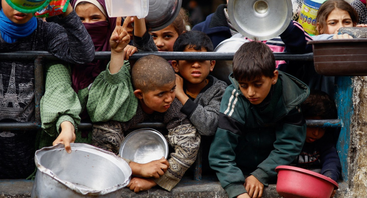 Niños en la Franja de Gaza; hambruna. Foto: Reuters.