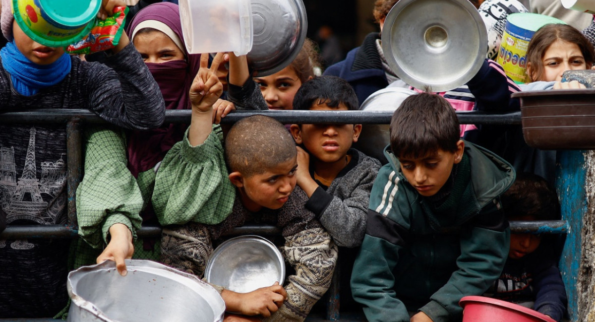 Niños en la Franja de Gaza; hambruna. Foto: Reuters.