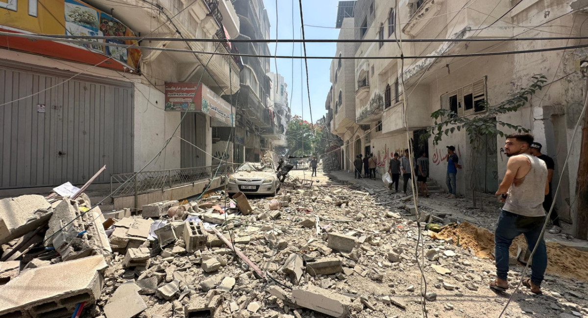 Así quedaron las calles de Nuseirat tras el operativo de rescate de los cuatro rehenes israelíes. Foto: EFE.