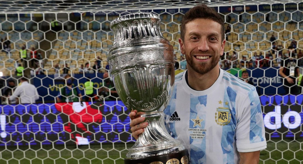 Alejandro "Papu" Gómez con la Copa América. Foto: Instagram @papugomez_official.