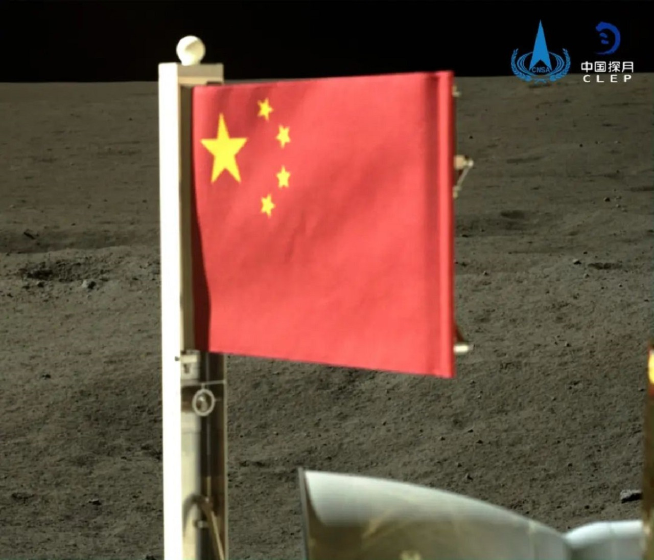 China raised its flag on the far side of the moon.  Photo: China National Space Administration