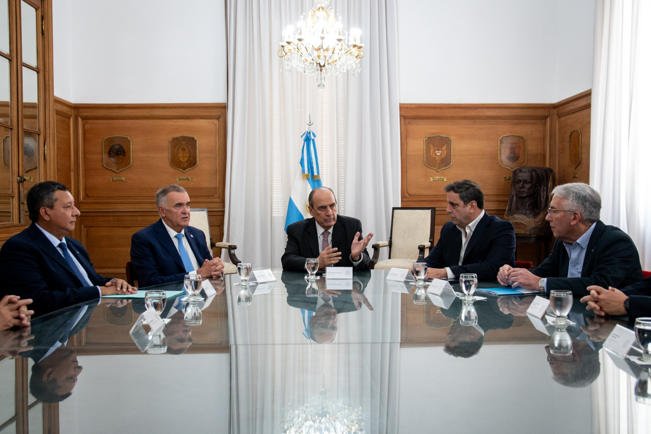 Guillermo Francos junto a gobernadores