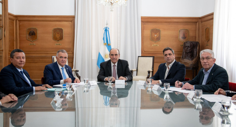 Guillermo Francos junto a gobernadores