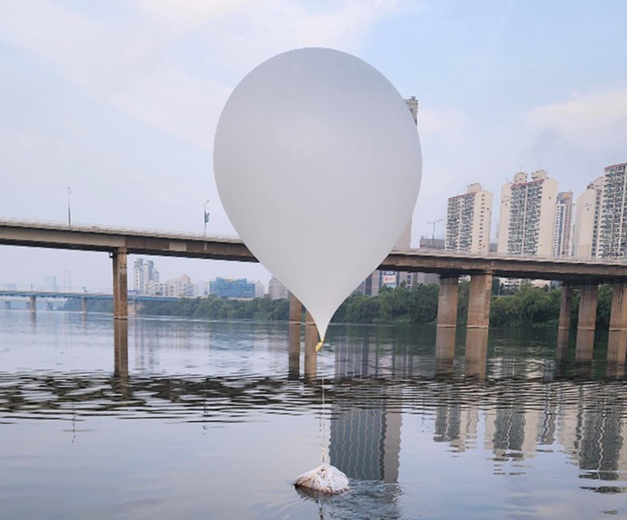 Corea del Norte retoma el envío al Sur de globos llenos de desechos. EFE