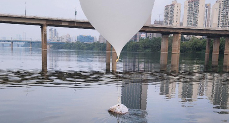 Corea del Norte retoma el envío al Sur de globos llenos de desechos. EFE