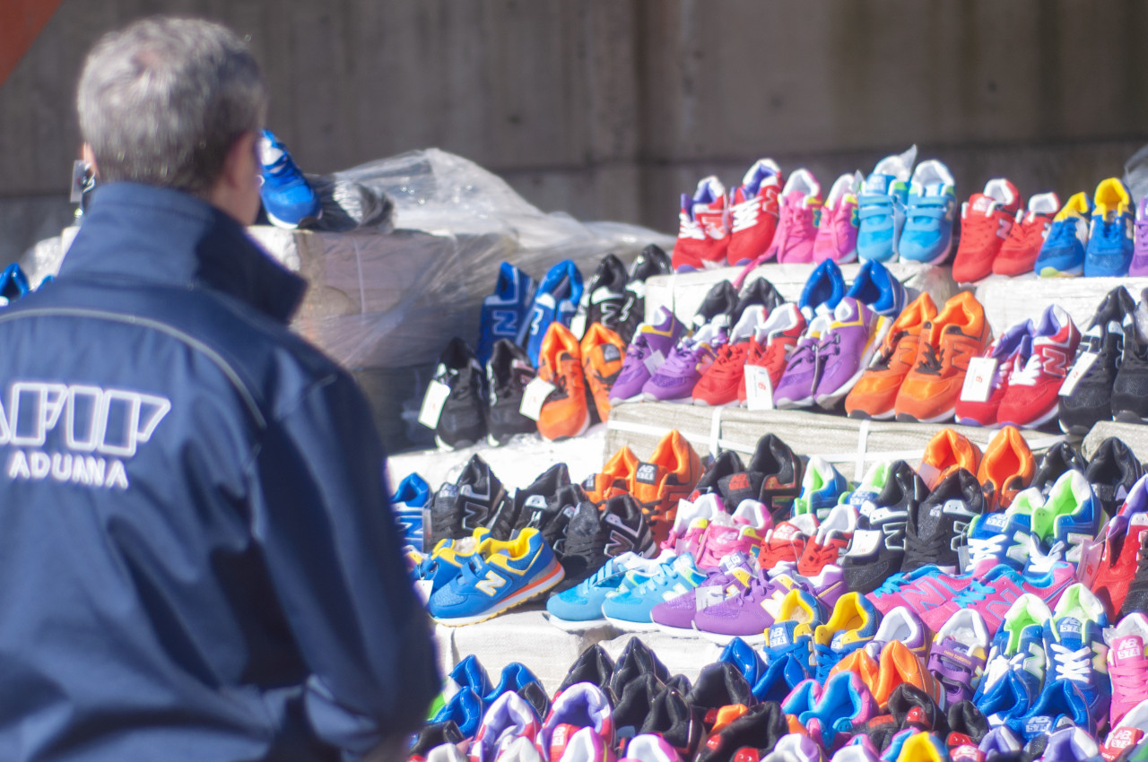 Aduana entregó más de 4 toneladas de calzado deportivo incautado para su donación