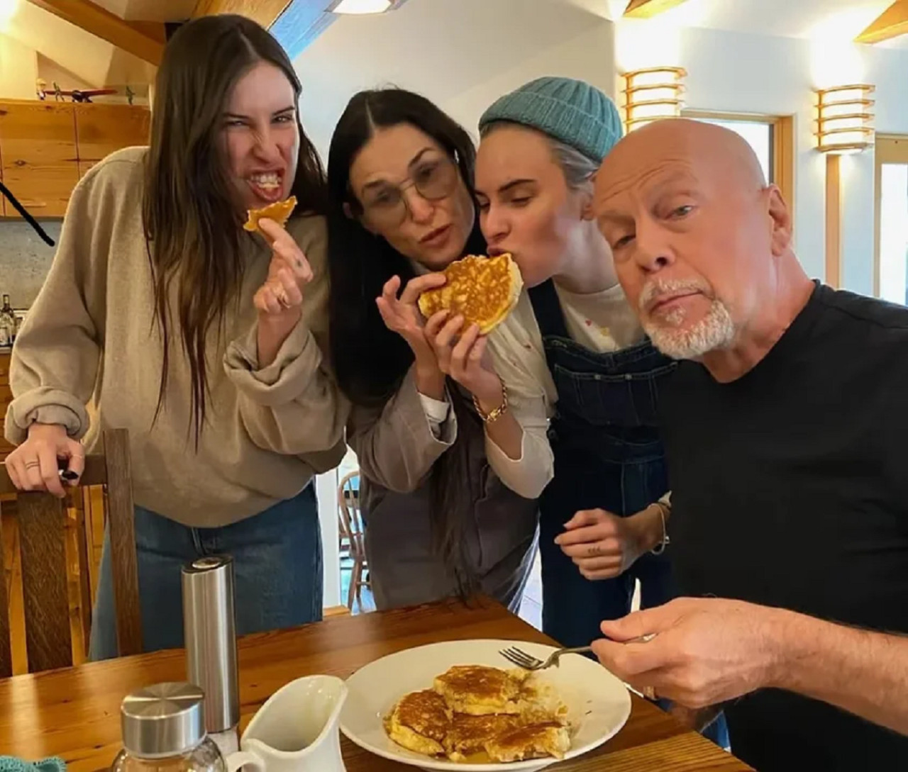 Bruce Willis junto a sus hijas y su esposa. Foto: NA.