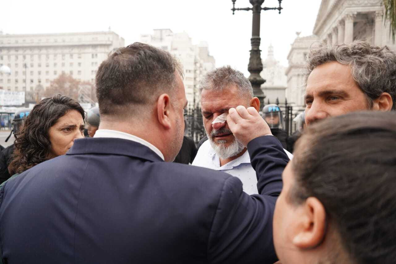 Incidentes en el Congreso durante el debate de la Ley Bases. Foto: Twitter Diputados_UxP.