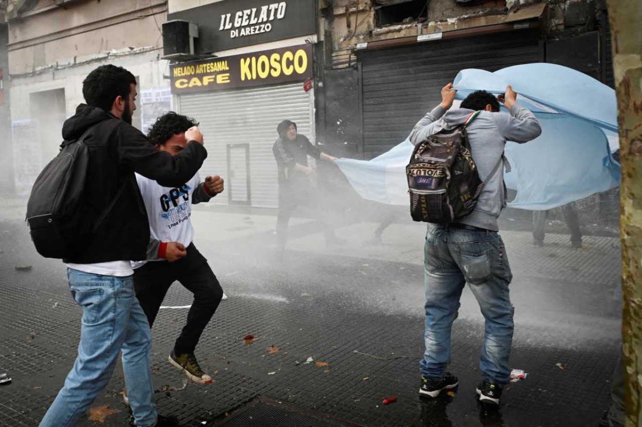 Enfrentamientos en el Congreso de la Nación por el tratamiento de la Ley Bases. Foto: NA