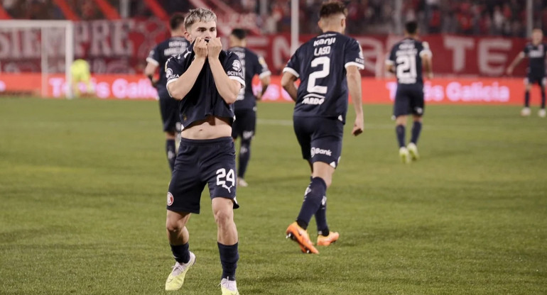 Santiago López festeja su primer gol en primera. Foto: NA