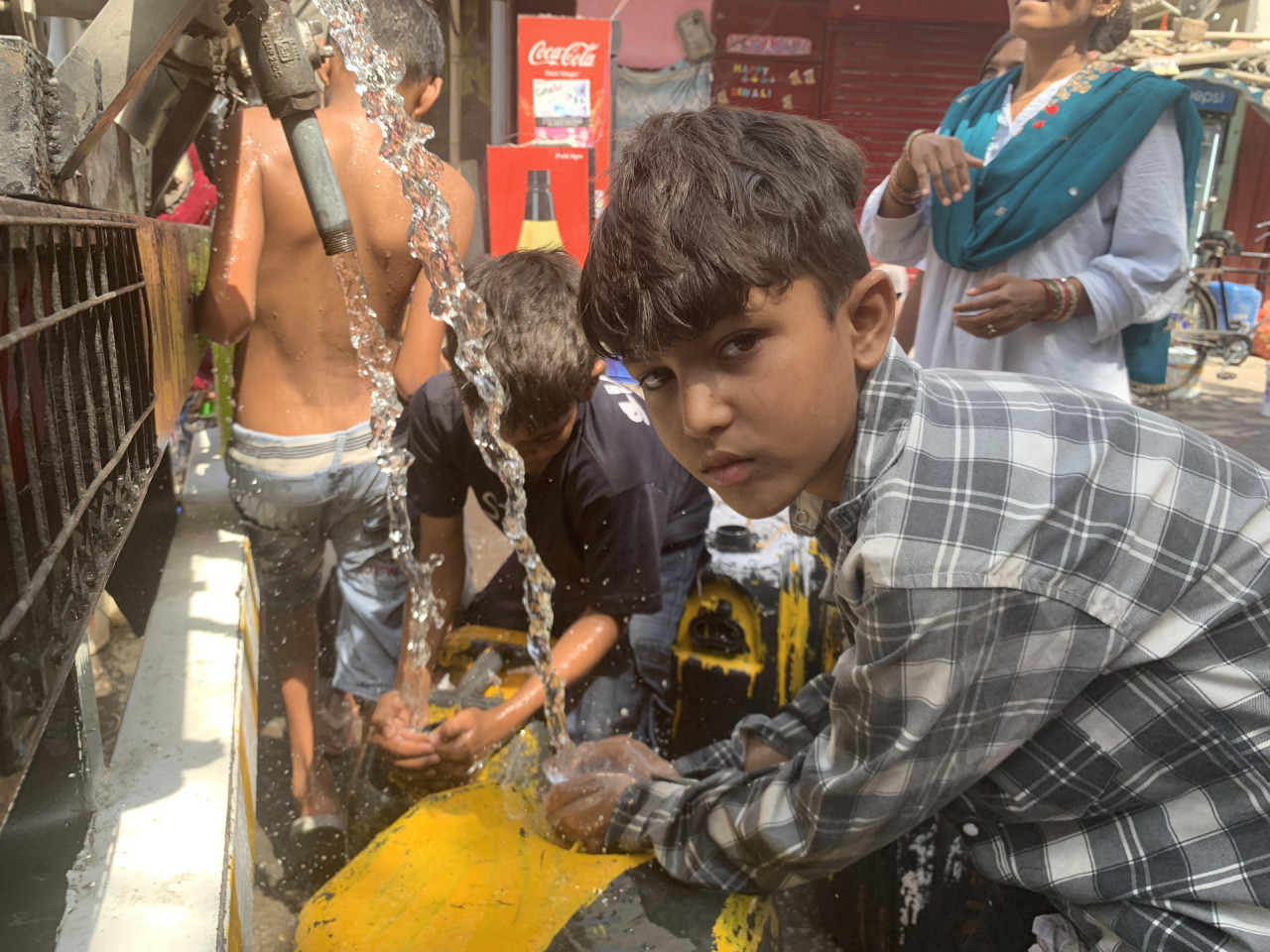 Doble crisis de agua y calor recrudece la vida en Nueva Delhi en medio del verano. Foto: EFE.