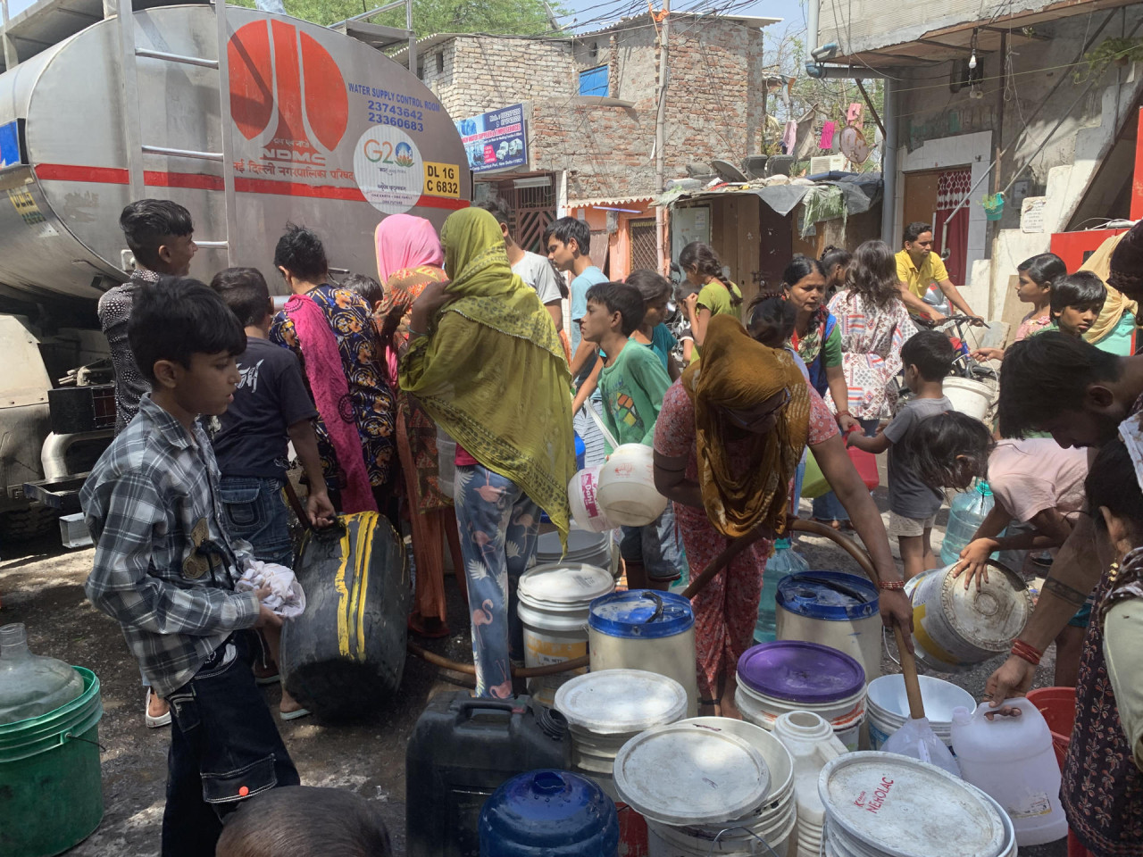 Doble crisis de agua y calor recrudece la vida en Nueva Delhi en medio del verano. Foto: EFE.