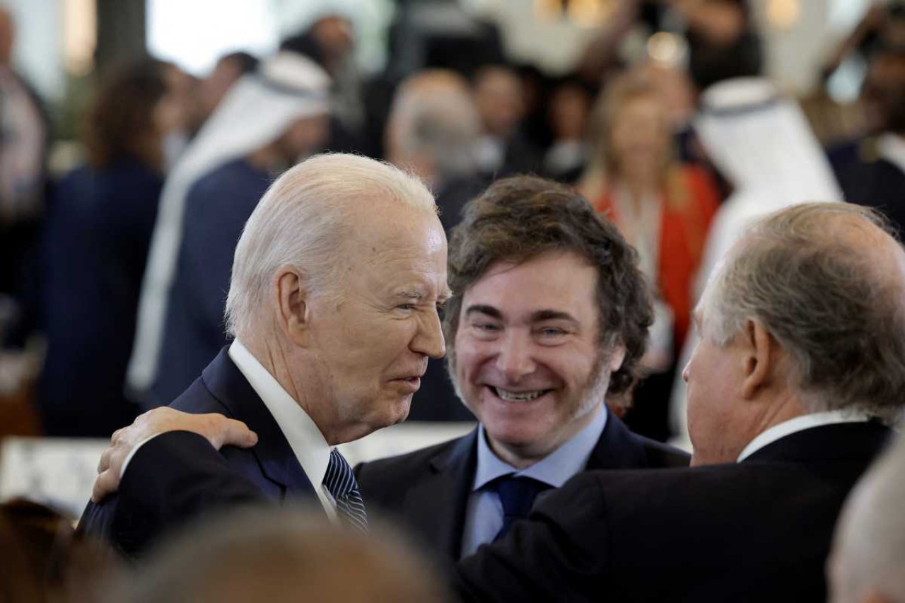 Javier Milei con el presidente de Estados Unidos Joe Biden en la cumbre del G7. Foto: NA