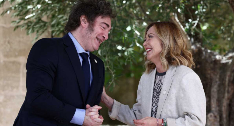 Javier Milei con la primera minstra italiana Giorgia Meloni en la cumbre del G7. Foto: NA