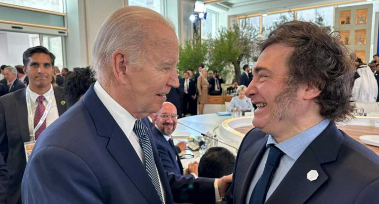 Javier Milei con el presidente de Estados Unidos Joe Biden en la cumbre del G7. Foto: NA