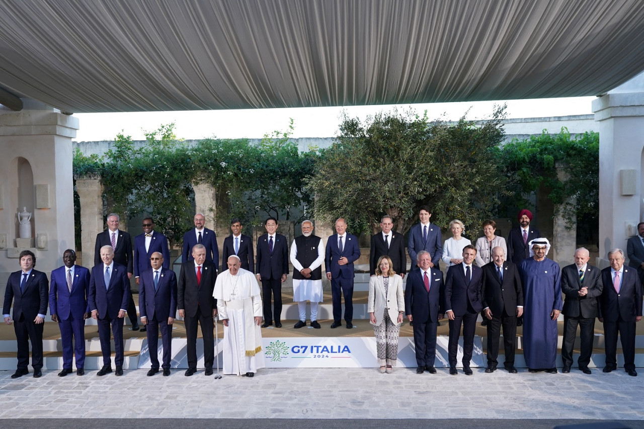 Milei y el papa Francisco en la foto oficial de la Cumbre del G7. Foto: Reuters