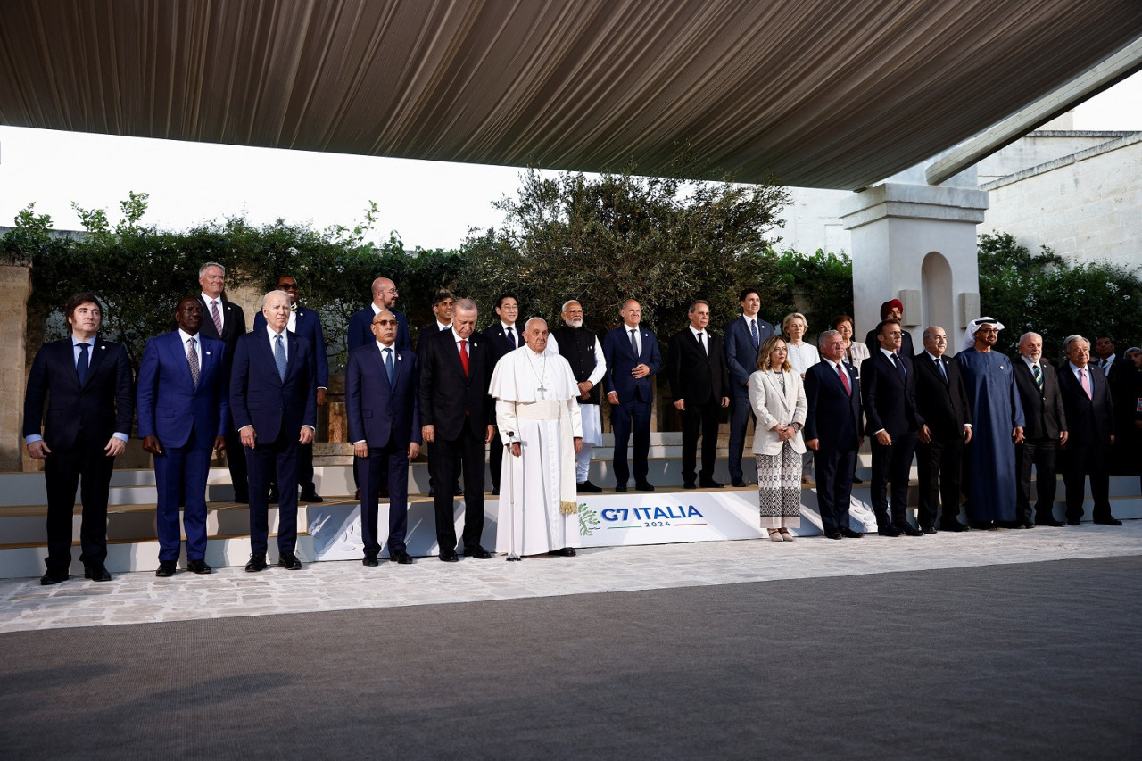 Milei y el papa Francisco en la foto oficial de la Cumbre del G7. Foto: Reuters