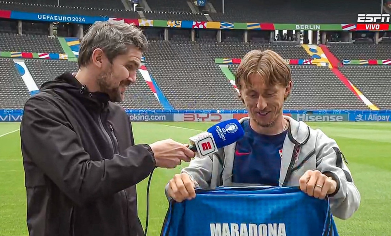 Luka Modric recibió una camiseta de Diego Maradona de la Selección Argentina. Foto: Captura.