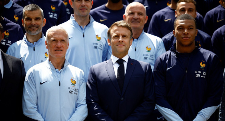 Kylian Mbappé y Emmanuel Macron. Foto: Reuters.