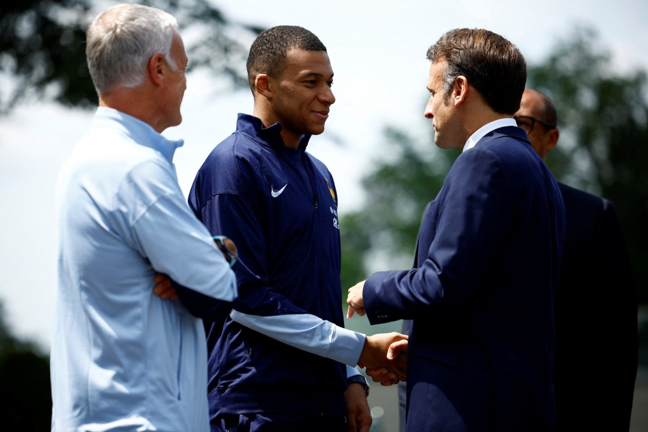 Kylian Mbappé y Emmanuel Macron. Foto: Reuters.