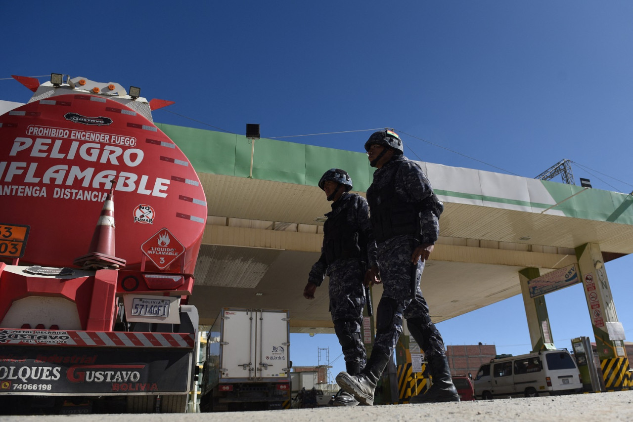 Bolivia puso a militares a controlar la venta de combustibles en estaciones de servicio. Foto: Reuters