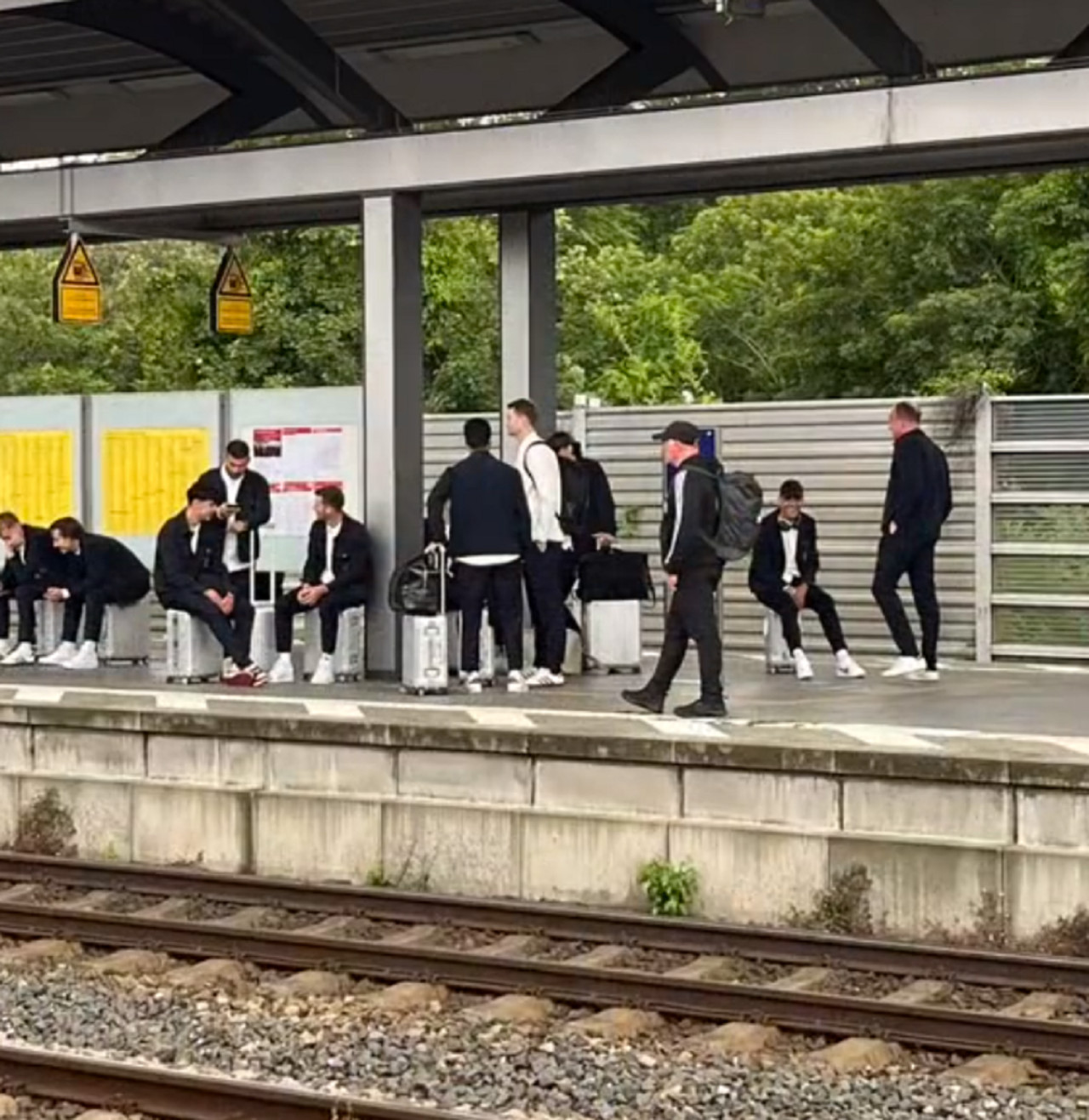 La Selección de Alemania esperando el tren para llegar a la cancha. Foto: X.