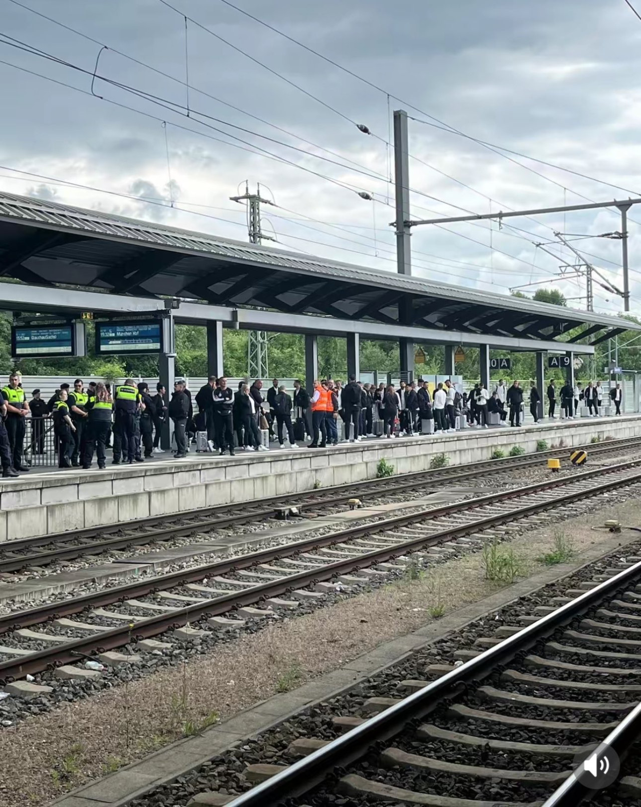 La Selección de Alemania esperando el tren para llegar a la cancha. Foto: X.