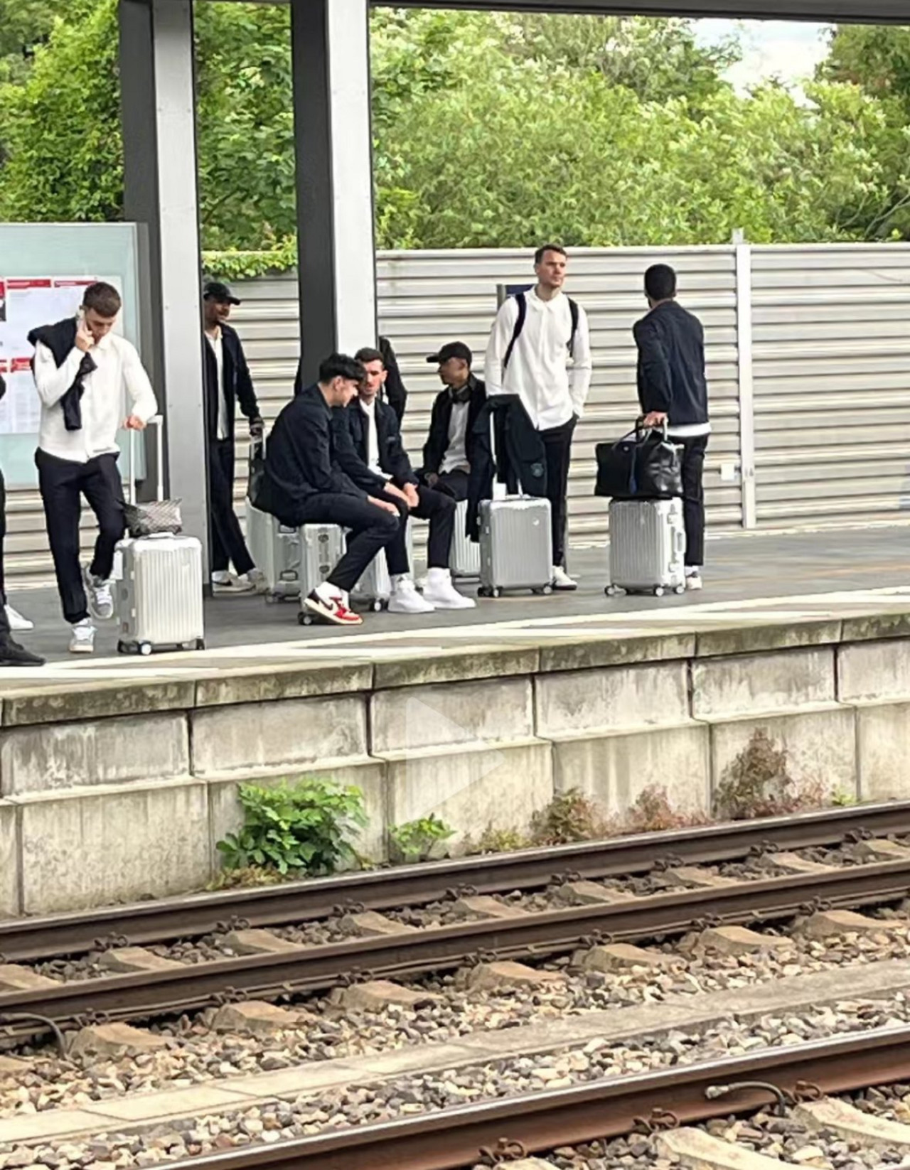 La Selección de Alemania esperando el tren para llegar a la cancha. Foto: X.