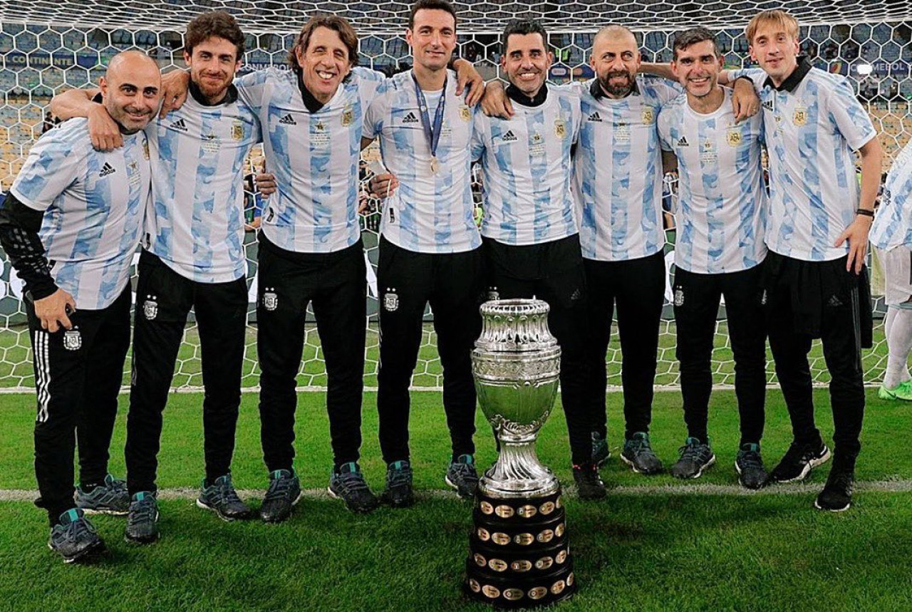 Lionel Scaloni y su cuerpo técnico en la Copa América 2021. Foto: Instagram @lioscaloni