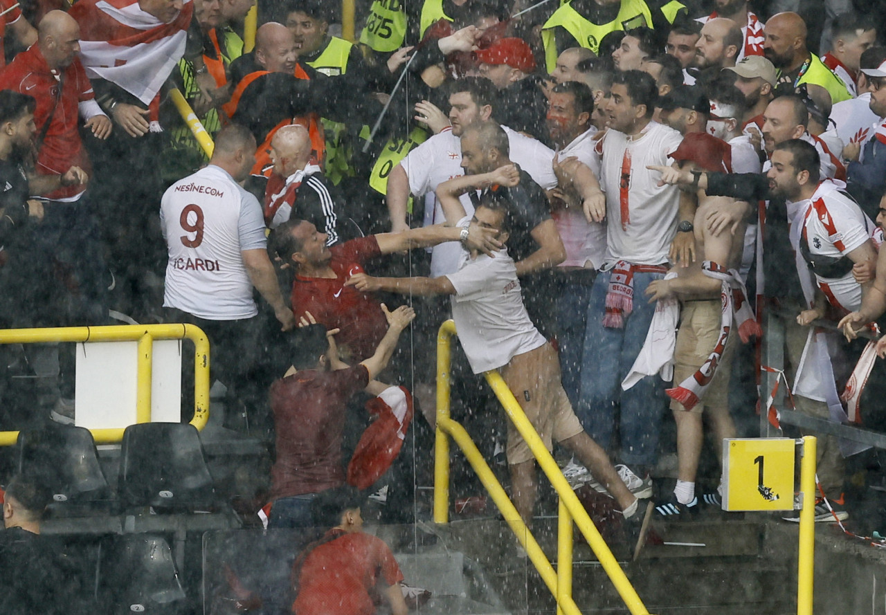 Pelea entre fanáticos en la Eurocopa 2024. Foto: Reuters.